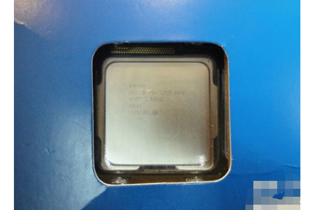 CPU 表面细节与 Intel 标志