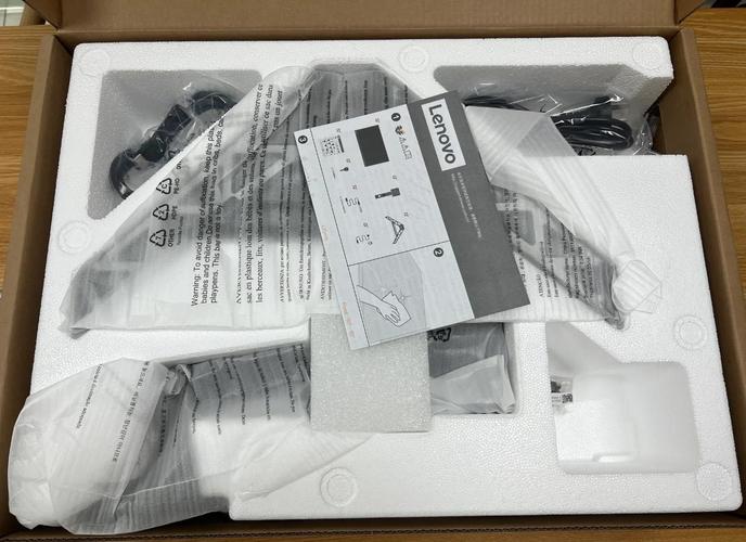 办公桌上的显示器