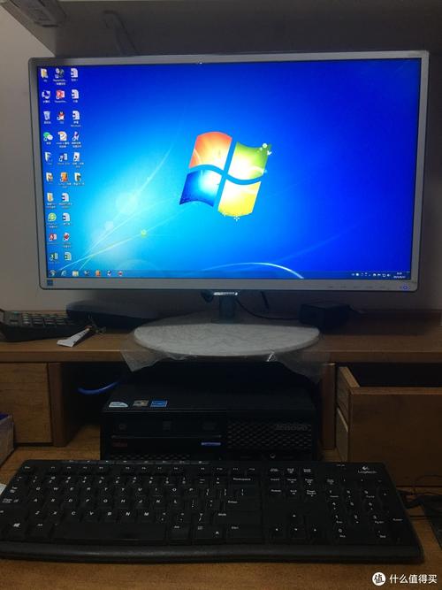 现代办公桌上的显示器