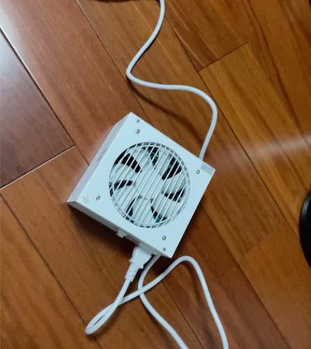 先马XF1000电源风扇格栅细节
