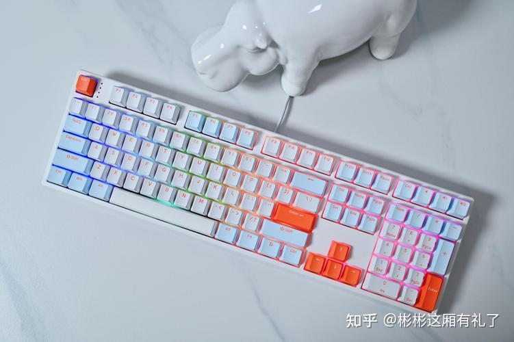 键盘RGB灯光下打字场景
