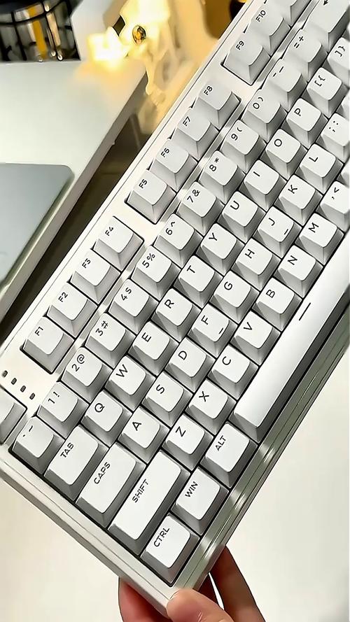白色全尺寸键盘外观展示