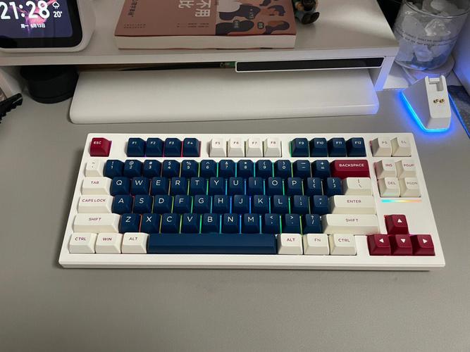 白色机械键盘规格展示