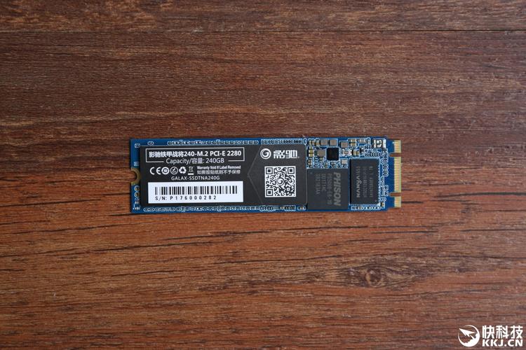 2.5英寸SATA SSD安装在笔记本中