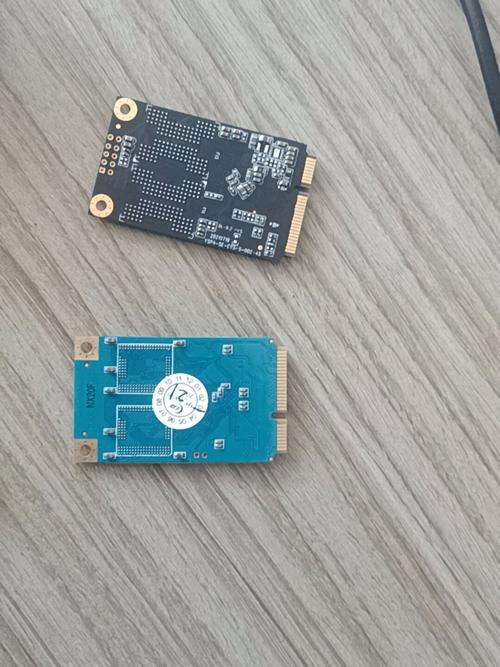 电脑内部SSD安装示意