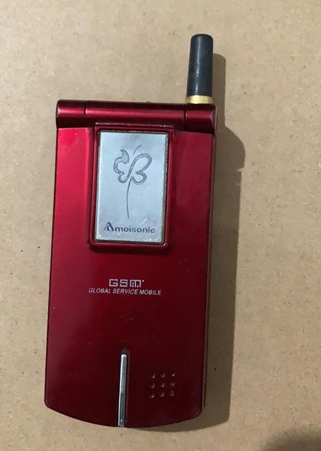 桌面摆放的黑色木质音箱系统