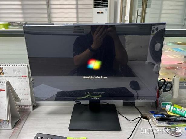 显示器背部散热设计