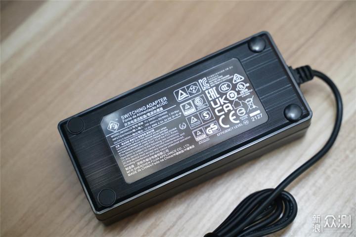 办公显示器背部与电源