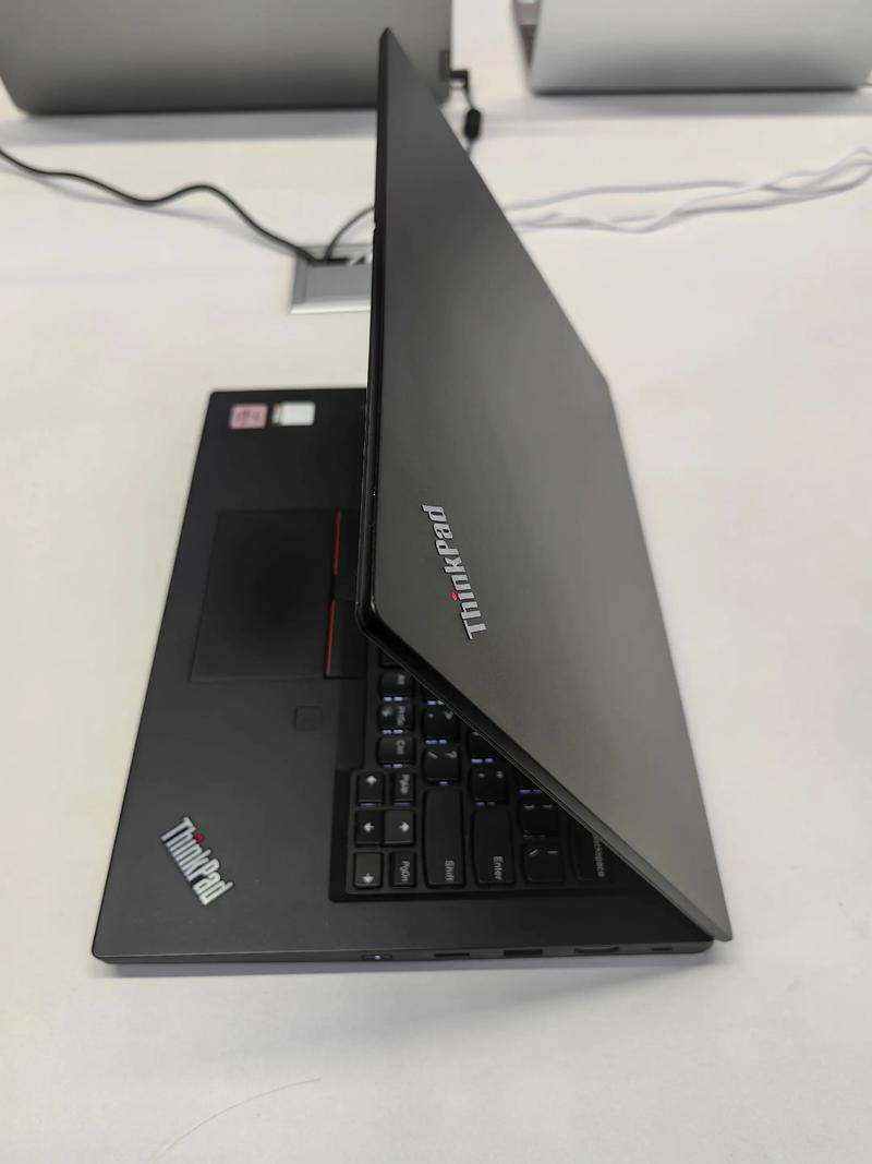 办公桌上的显示器散热
