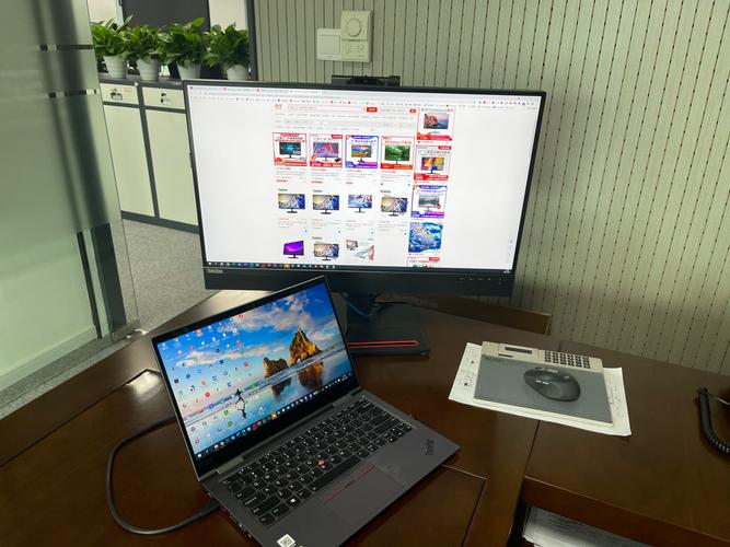 办公桌与显示器