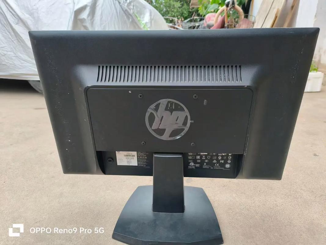 HP V242 显示器侧面与底座细节
