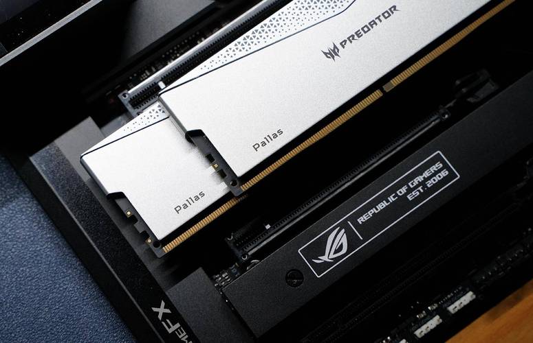 Acer Predator Apollo RGB内存外观