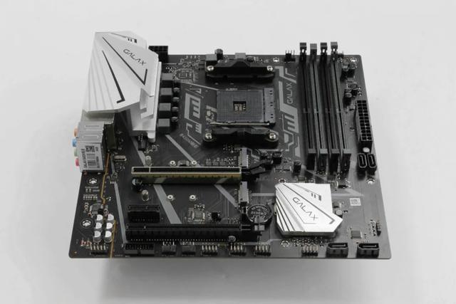 影驰B450M魅影主板整体外观