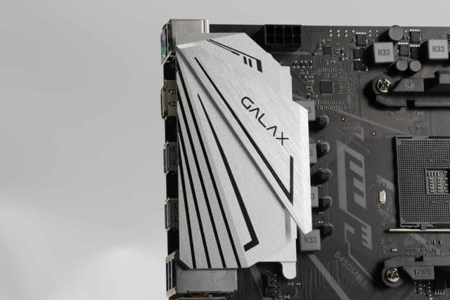 主板散热装甲与PCI-E插槽细节