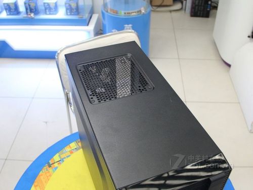 游戏PC机箱内部硬件安装