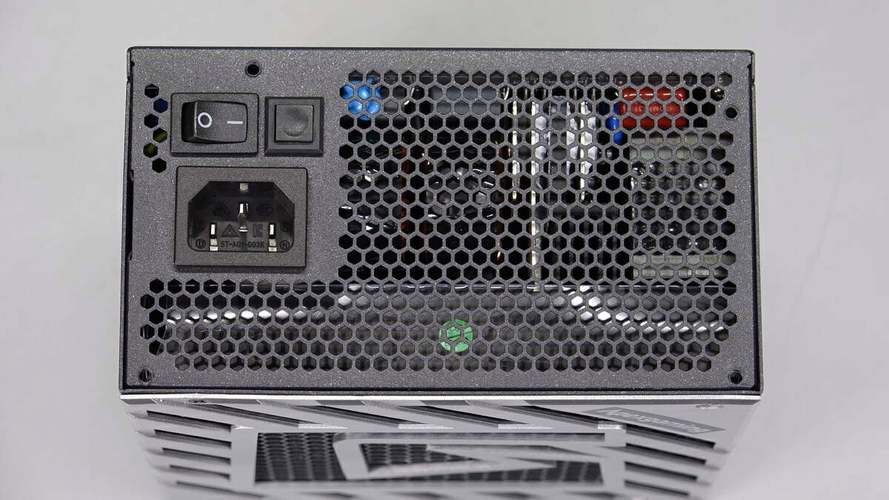 艾湃电竞ODIN 1650M vs 鑫谷PM650W 深度对比