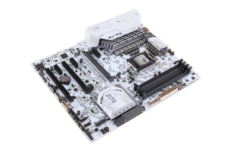 华硕SABERTOOTH Z170 S主板芯片组特写