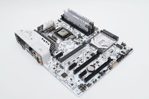 华硕SABERTOOTH Z170 S主板接口特写