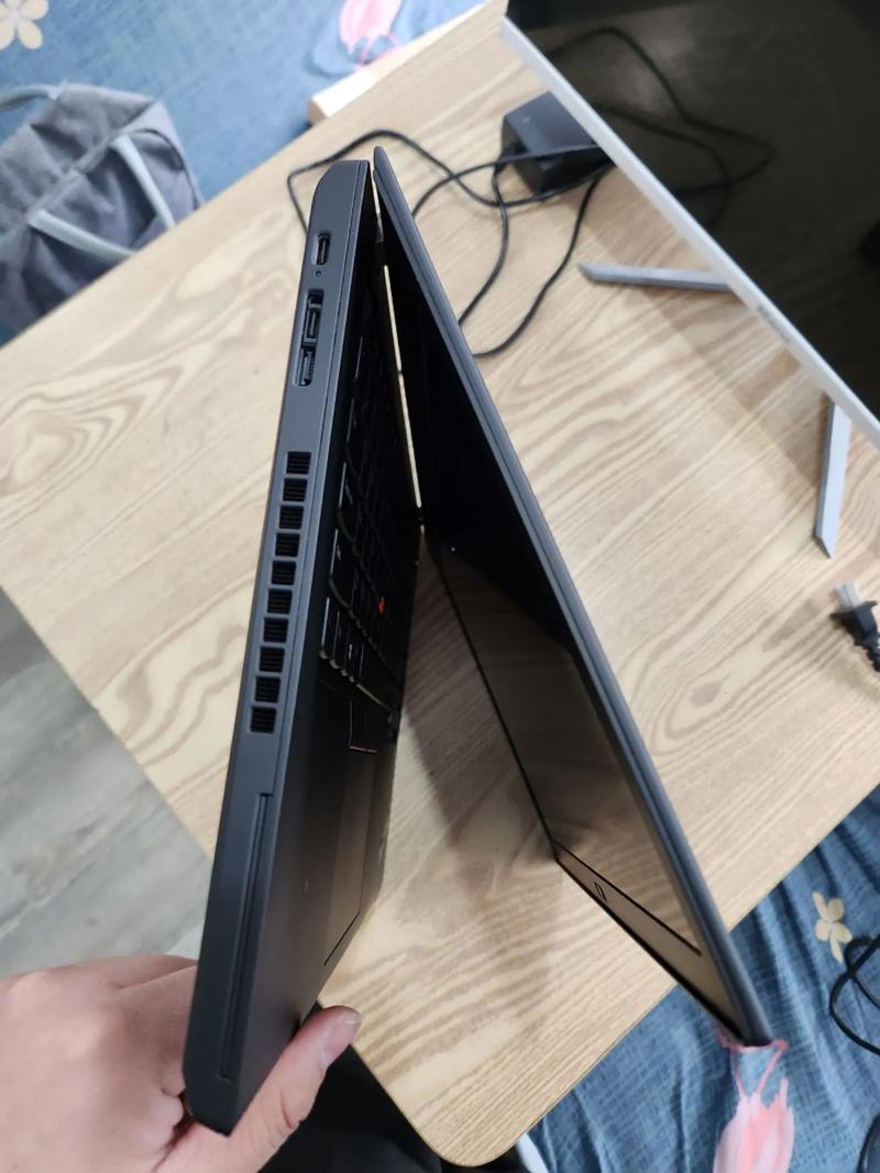 联想T24v-20显示器接口细节