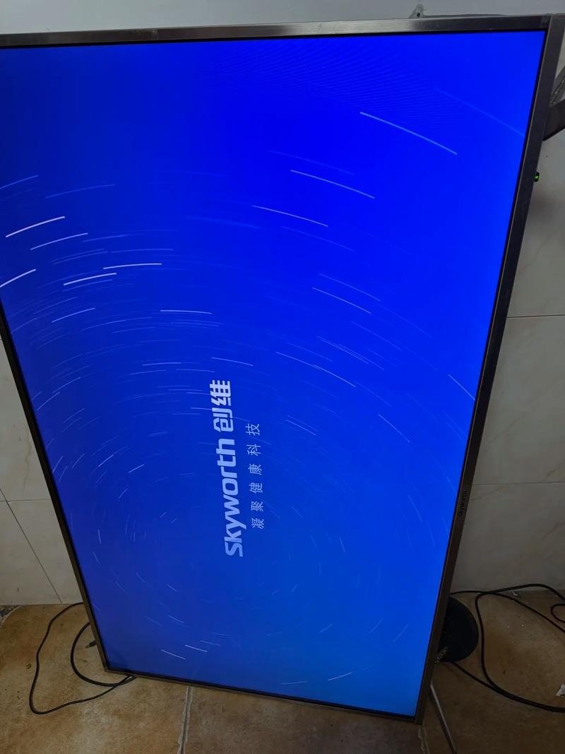 显示器背部接口与散热设计