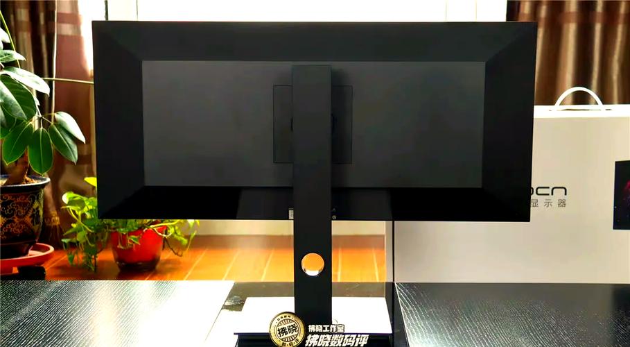 办公桌上的显示器