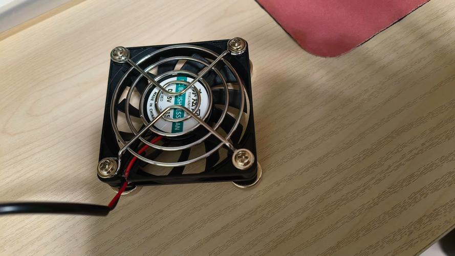品代PD8010B05L vs 丛林豹D30-140 机箱风扇深度对比
