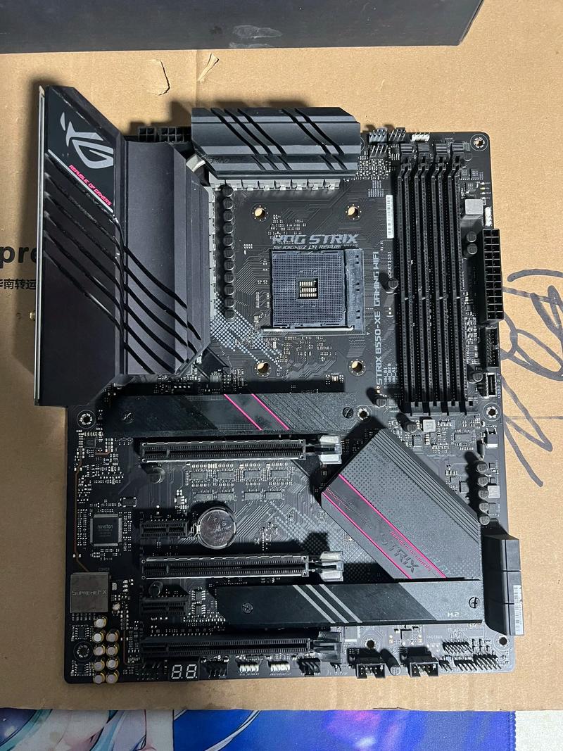 华硕ROG STRIX B550-E GAMING主板外观