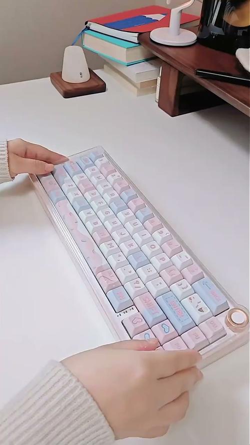 紧凑型机械键盘RGB背光特写