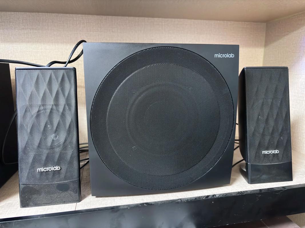 麦博FC20白色低音炮和卫星箱