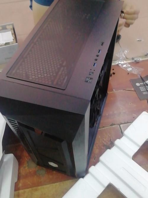 Gaming PC case with glass side panel