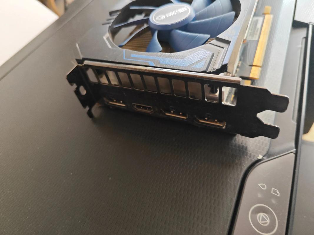 双风扇显卡安装于机箱内部