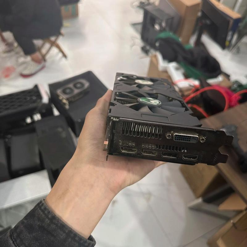 铭瑄 RX 570 散热系统细节