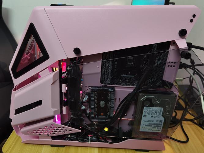 异形 PC 机箱侧面灯光效果