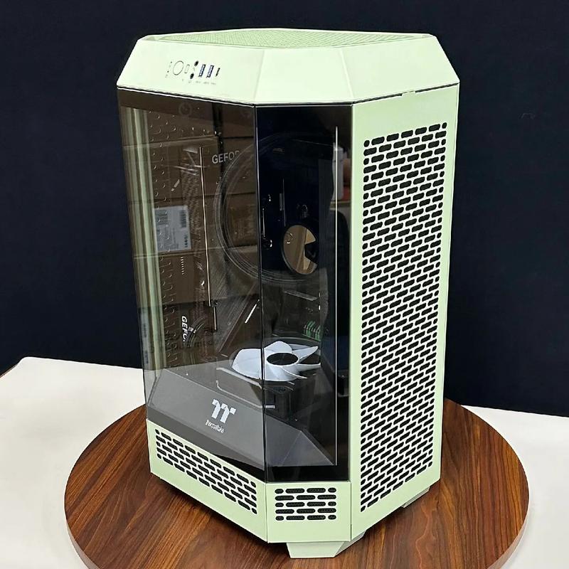 PC机箱钢化玻璃侧透视图
