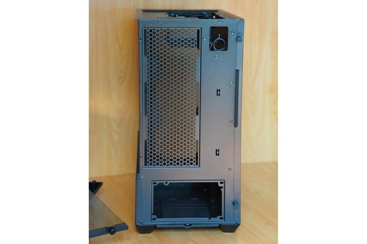 PC case side view with tempered glass