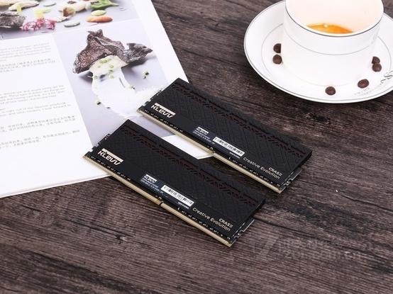 主板插槽中的DDR4内存条