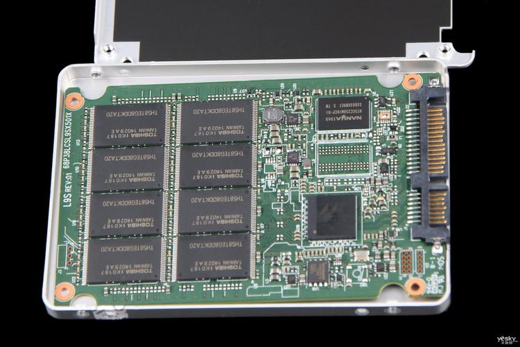 SSD内部PCB布局