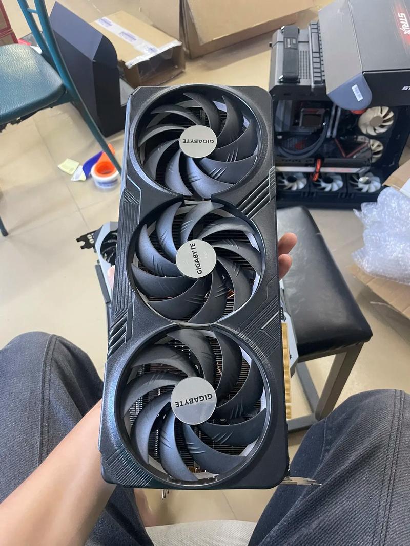 显卡在机箱中的安装效果