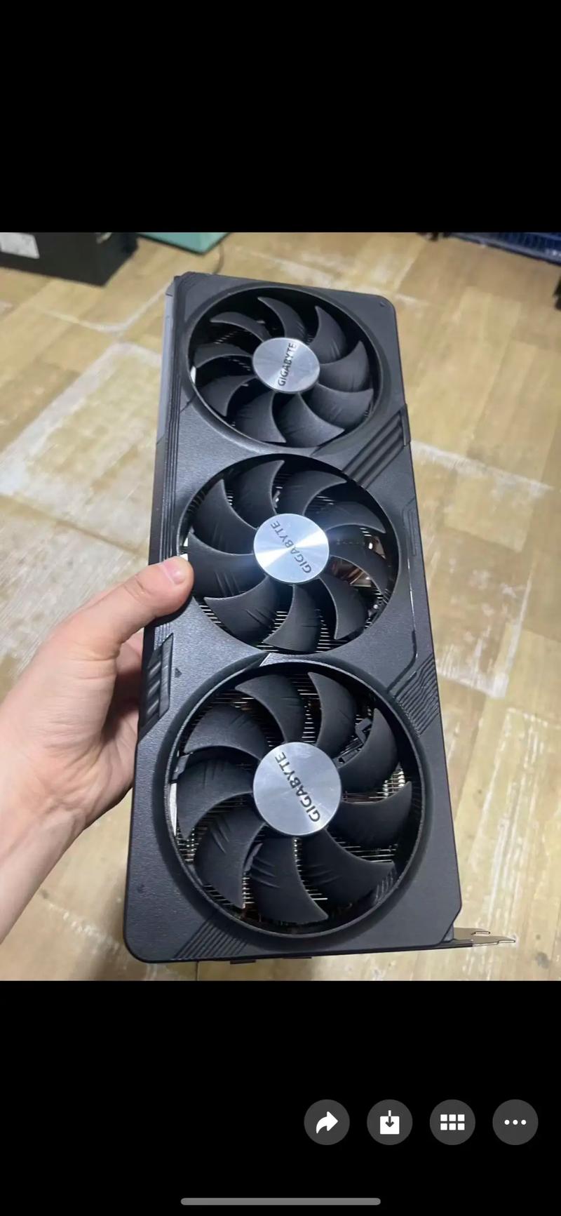 显卡侧面RGB灯效