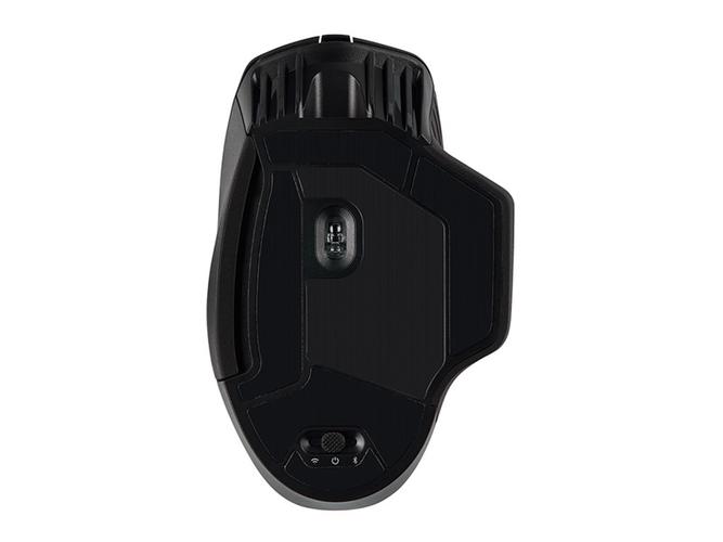 Gaming mouse in use
