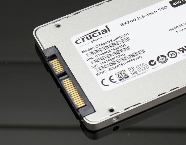 SSD 内部闪存芯片特写