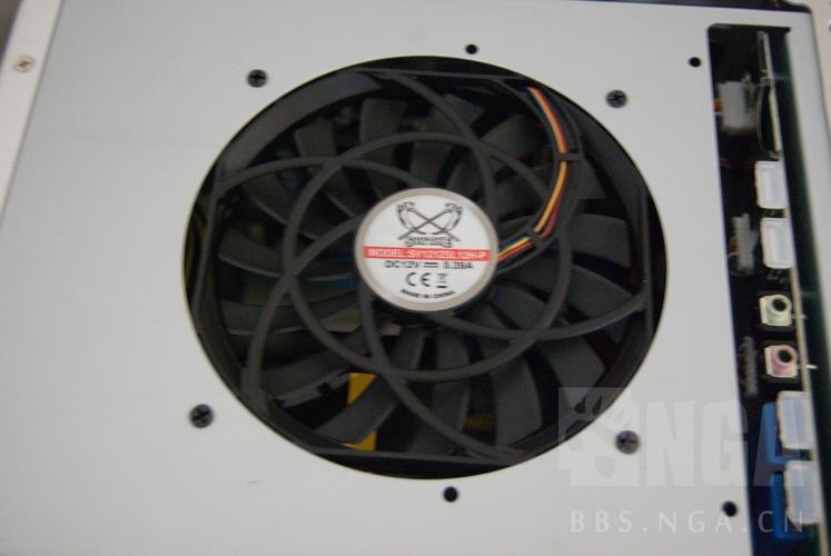 机箱内部硬件布局与散热效果展示