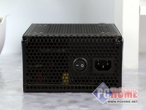 先马600W电源外观
