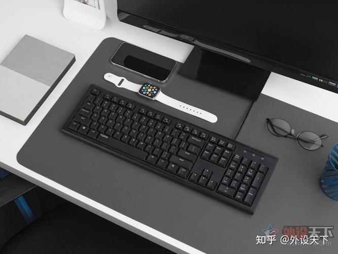 雷柏NX1700套装在办公桌上