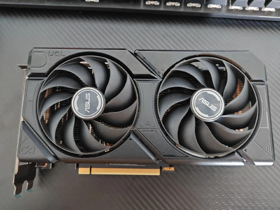 华硕RTX 4070 vs R7 240:跨越时代的显卡对比