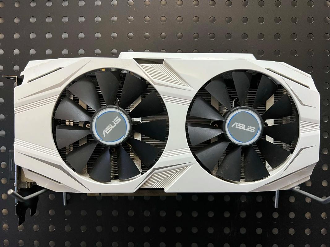 华硕DUAL-GTX 1070-O8G评测：双风扇静音与强劲性能的完美平衡