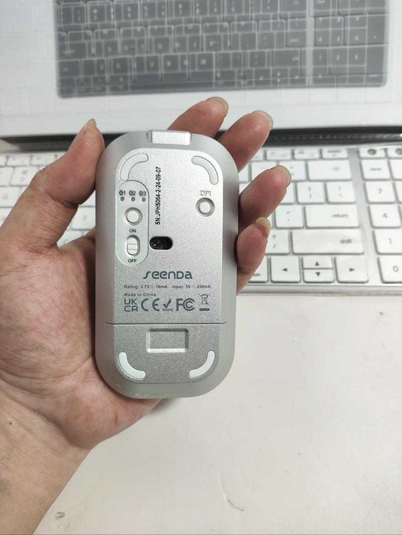 鼠标底部电池仓