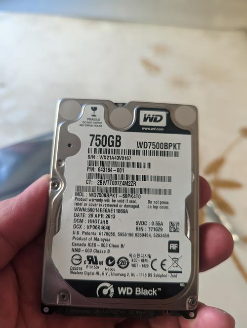 西部数据黑盘750GB接口特写