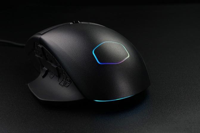 Cooler Master MM830 with accessories