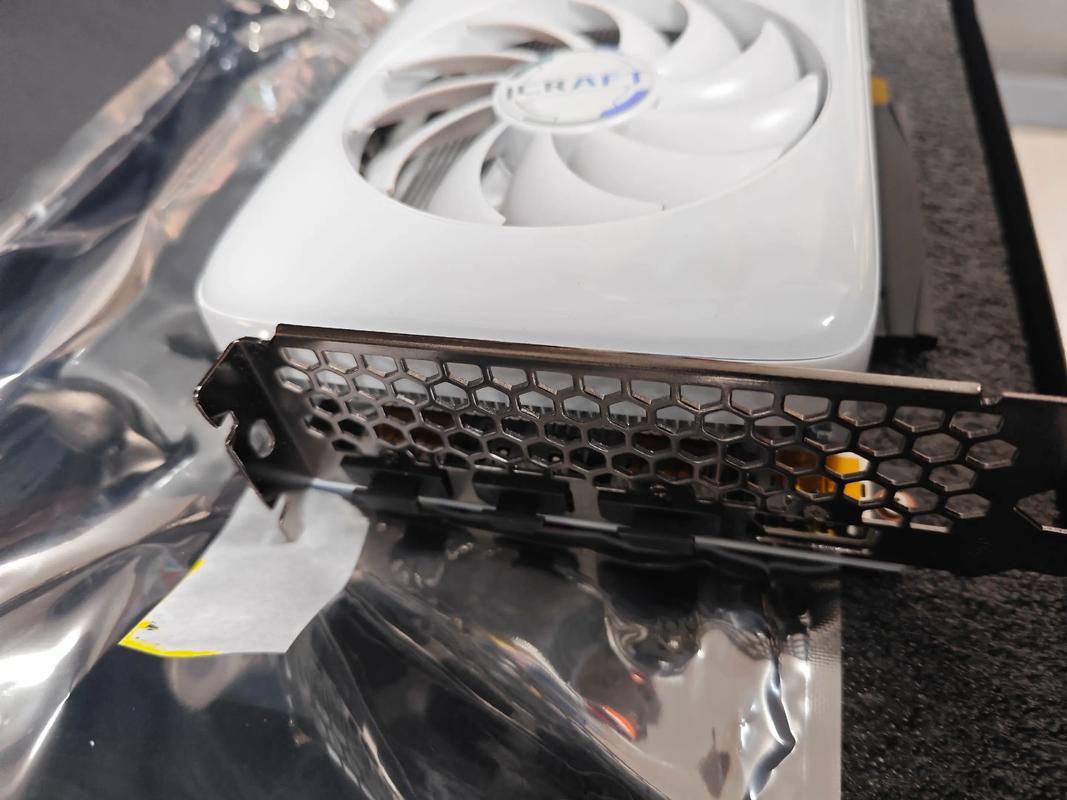 GDDR6 显存模块特写
